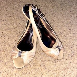 Tan 1 inch heals with a bow